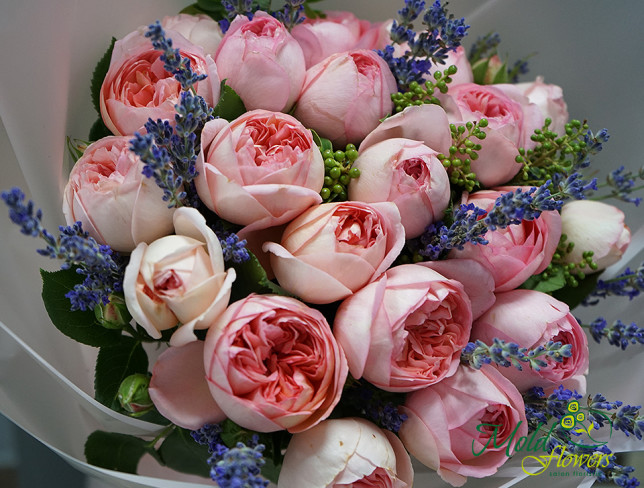 Букет с пионовидными розами и лаванды foto